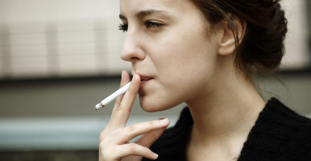 عوارض سیگار کشیدن برای زنان چیست